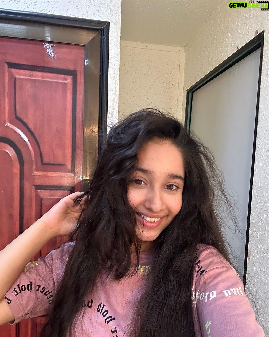 Deshna Dugad Instagram - Messy hair , donβt care πββοΈπ€ . . #deshna #deshnadugad #messyhair #hairstyles #naturalhairstyles #natural #smile #befikar