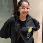 Deshna Dugad Instagram - The tee sayss ‘SMILE’ 😀😀 . Pc - mr. @tirthjoisher 😍🥰 . #deshna #deshnadugad #smile #instagrampost #postoftheday #smileplease #photography