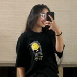Deshna Dugad Instagram - The tee sayss ‘SMILE’ 😀😀 . Pc - mr. @tirthjoisher 😍🥰 . #deshna #deshnadugad #smile #instagrampost #postoftheday #smileplease #photography