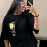 Deshna Dugad Instagram - The tee sayss ‘SMILE’ 😀😀 . Pc - mr. @tirthjoisher 😍🥰 . #deshna #deshnadugad #smile #instagrampost #postoftheday #smileplease #photography