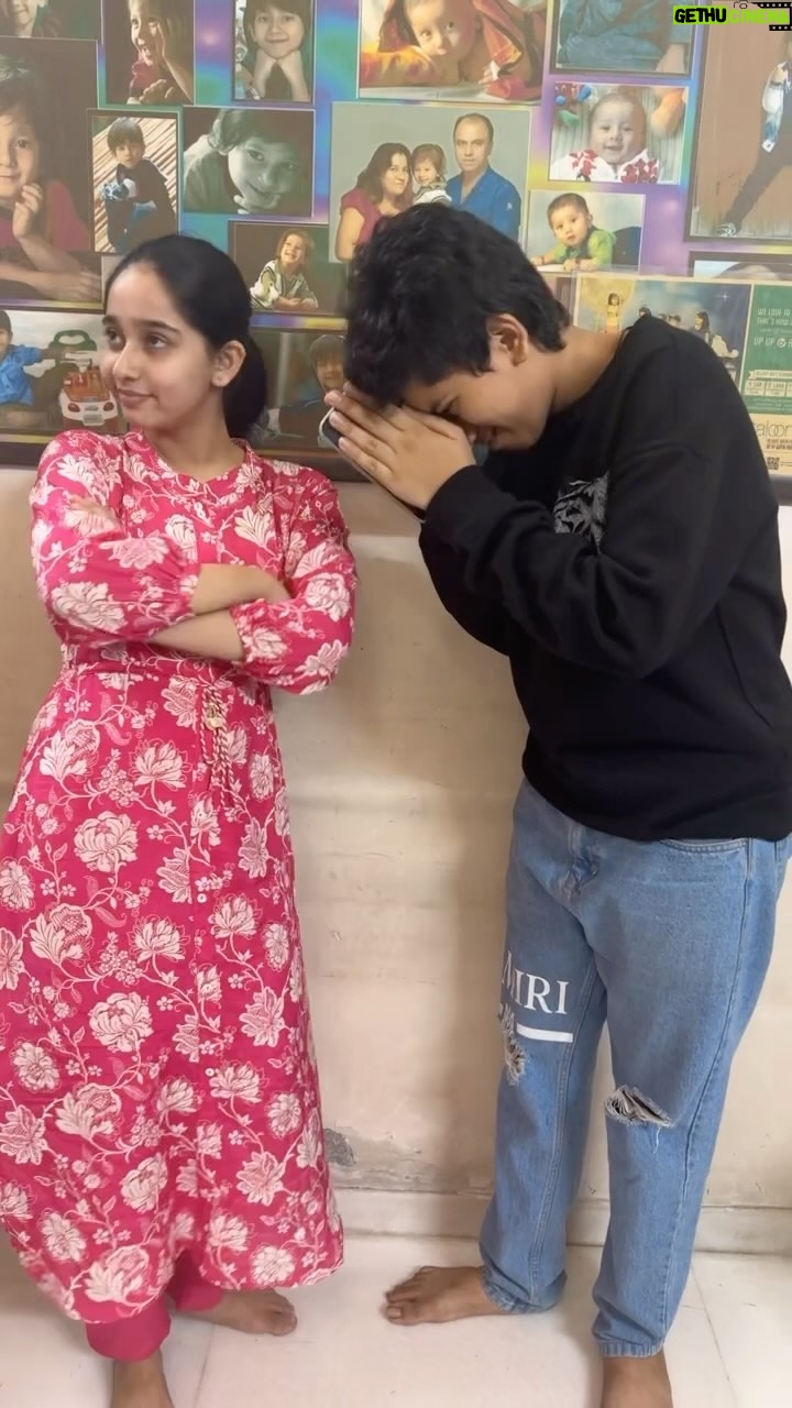 Deshna Dugad Instagram - Koi samjhao isko 🙏🏻😭 @deshnadugad5 😂 #reels #trending #trend #viral #fyp #trend #funny #deshna #deshnadugad #tirth #tirthjoisher