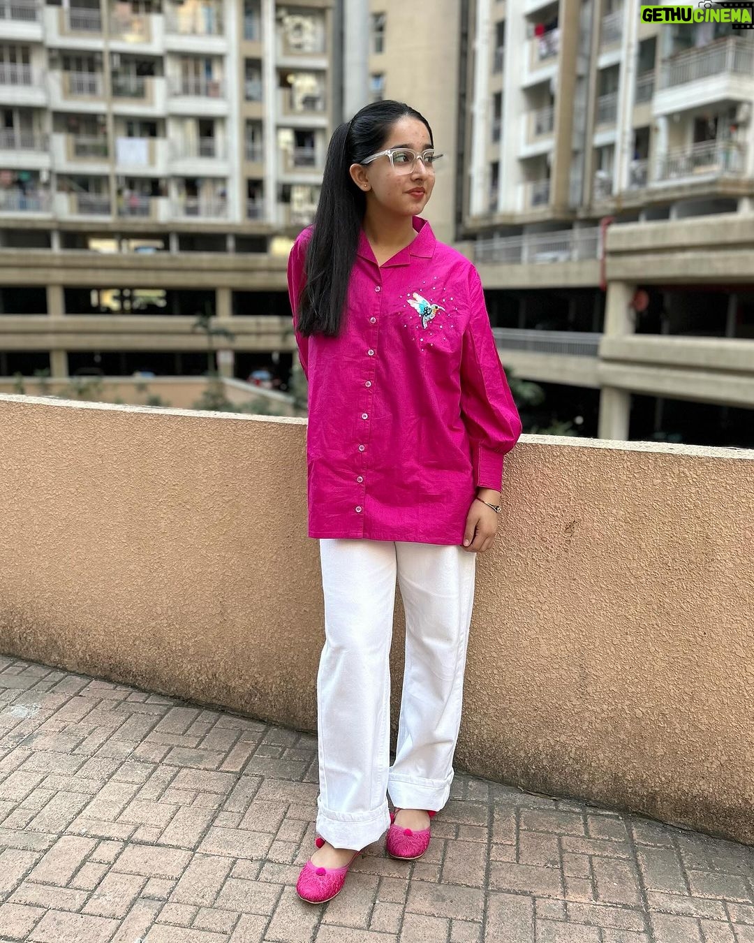 Deshna Dugad Instagram - Smile 😃, it confuses people 🩷💅 . . #deshna #deshnadugad