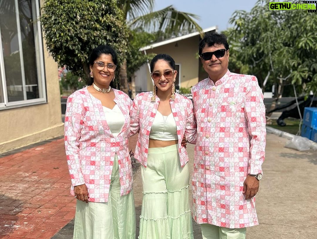 Deshna Dugad Instagram - Day - 3 Carnival , Shaadi 🎡💍 . All my outfits from - @jeevarentitbuyit . #deshna #deshnadugad #bhaikishaadi 📍 Elegant resort and health club