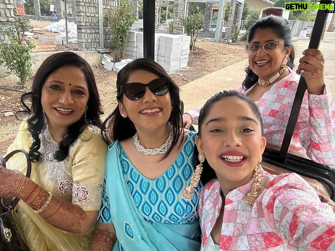 Deshna Dugad Instagram - Day - 3 Carnival , Shaadi 🎡💍 . All my outfits from - @jeevarentitbuyit . #deshna #deshnadugad #bhaikishaadi 📍 Elegant resort and health club