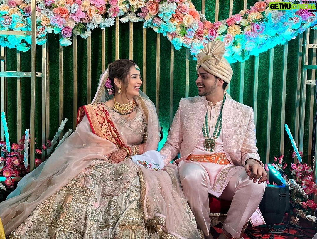 Deshna Dugad Instagram - Day - 3 Carnival , Shaadi 🎡💍 . All my outfits from - @jeevarentitbuyit . #deshna #deshnadugad #bhaikishaadi 📍 Elegant resort and health club