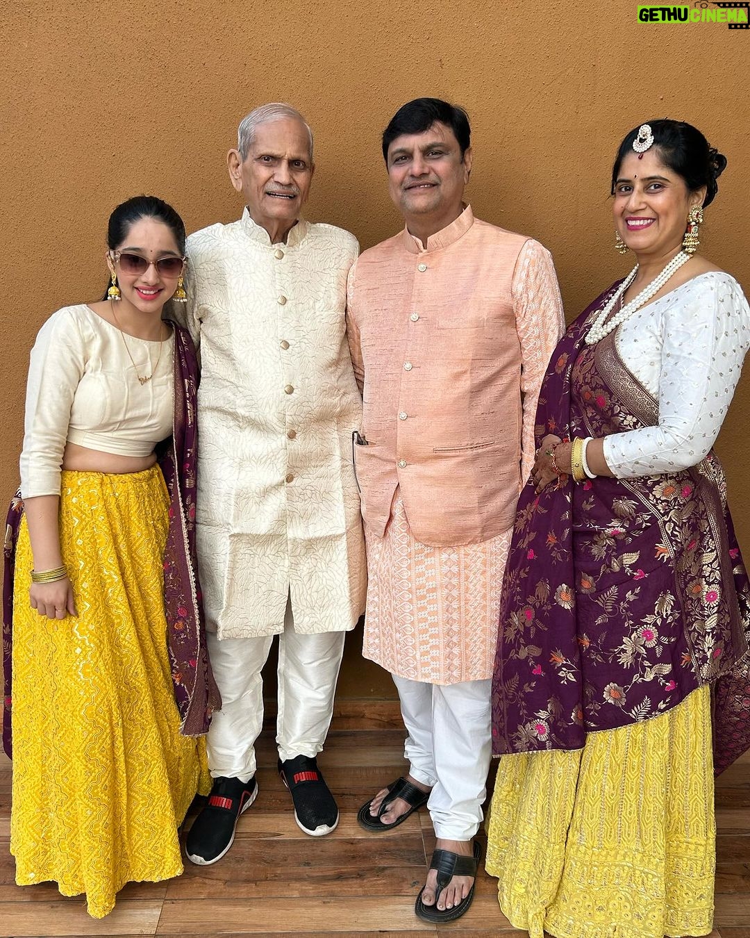 Deshna Dugad Instagram - Day - 2 Kum Kum , Sangeet 💃🥳❤️🧿 . . #bhaikishadi #dance #deshna #deshnadugad 📍 Elegant Resort And Health Club , waki tarf wada