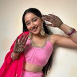 Deshna Dugad Instagram - Day 1 - Mehendi ,Mangal saad 🍃🧿❤️💅 . . #ssvivah #deshna #deshnadugad #bhaikishaadi #cousins