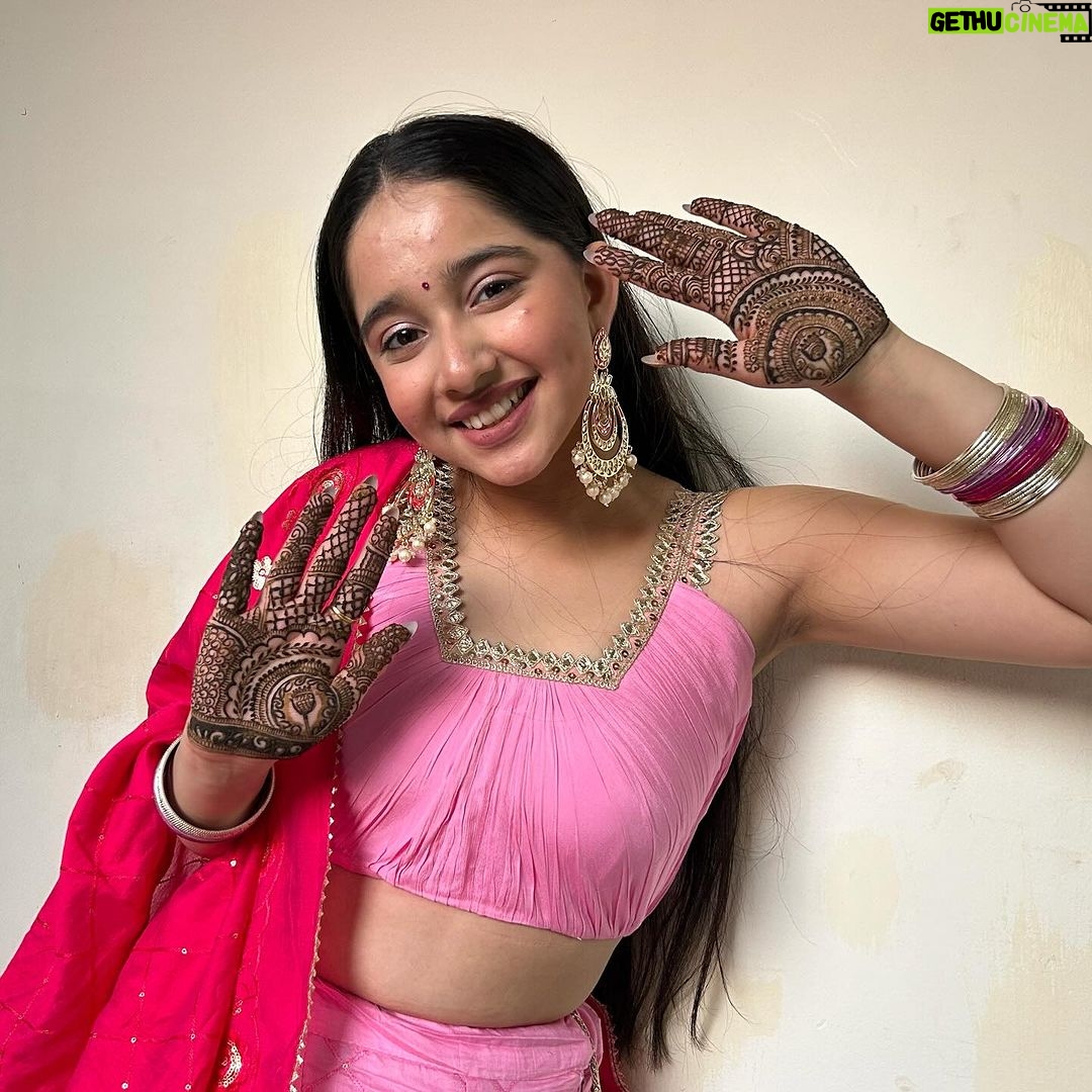 Deshna Dugad Instagram - Day 1 - Mehendi ,Mangal saad 🍃🧿❤️💅 . . #ssvivah #deshna #deshnadugad #bhaikishaadi #cousins