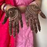 Deshna Dugad Instagram - Day 1 - Mehendi ,Mangal saad 🍃🧿❤️💅 . . #ssvivah #deshna #deshnadugad #bhaikishaadi #cousins