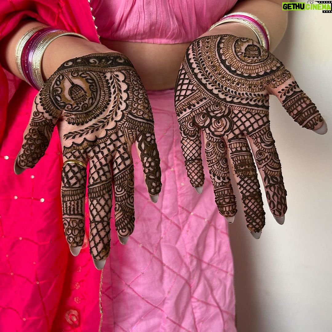 Deshna Dugad Instagram - Day 1 - Mehendi ,Mangal saad 🍃🧿❤️💅 . . #ssvivah #deshna #deshnadugad #bhaikishaadi #cousins