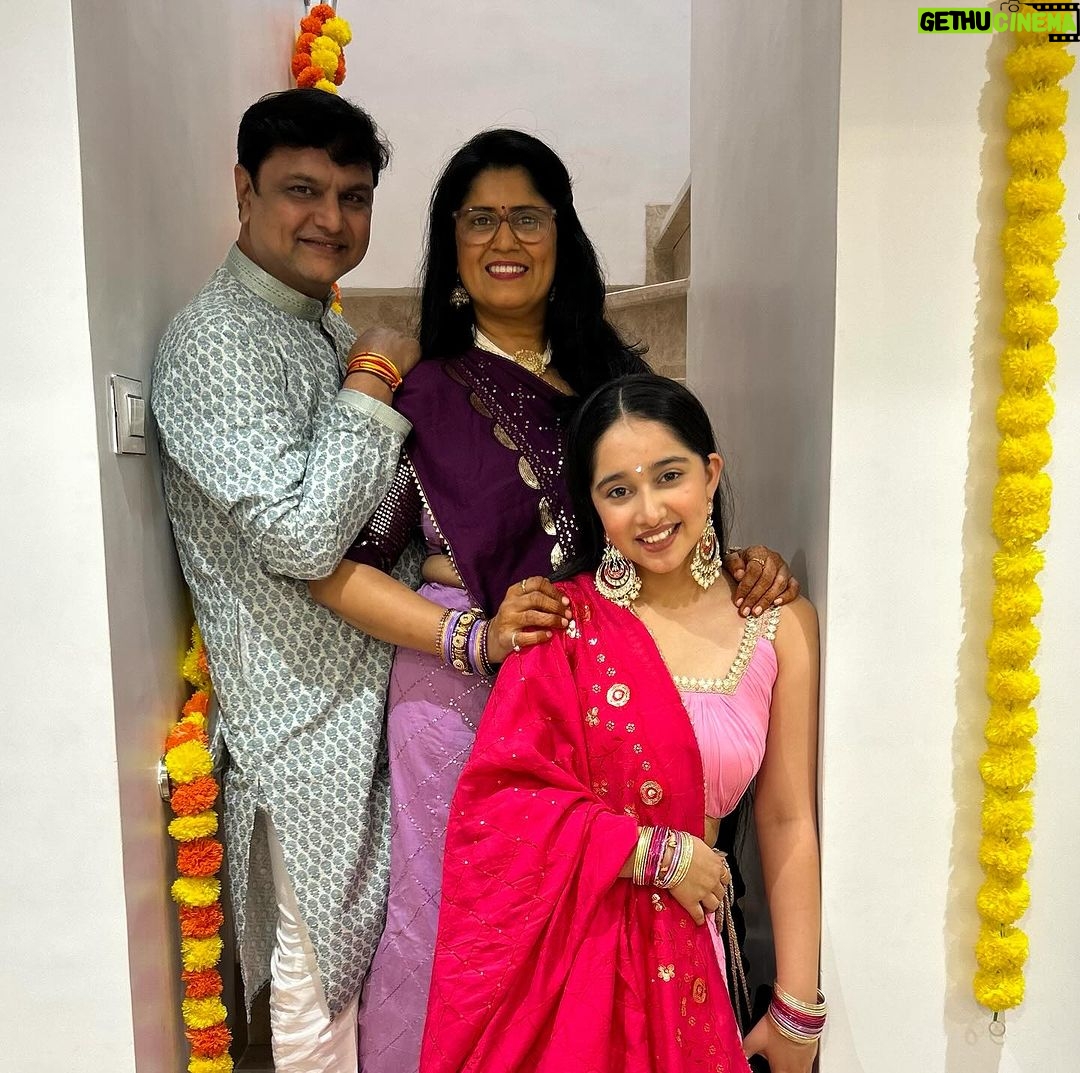 Deshna Dugad Instagram - Day 1 - Mehendi ,Mangal saad 🍃🧿❤️💅 . . #ssvivah #deshna #deshnadugad #bhaikishaadi #cousins