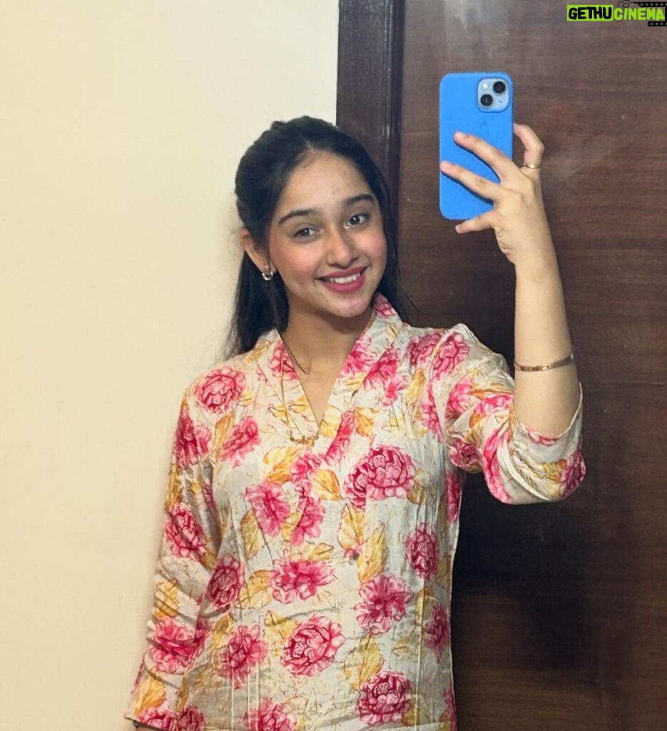 Deshna Dugad Instagram - Mirror selfies 🥰🩷 . . #deshna #deshnadugad