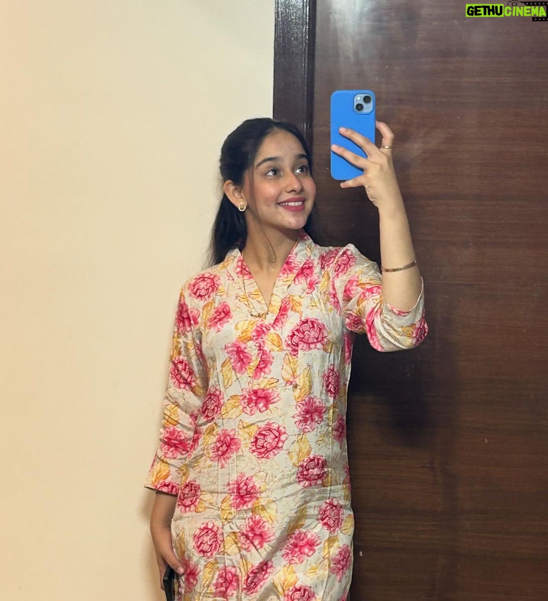 Deshna Dugad Instagram - Mirror selfies 🥰🩷 . . #deshna #deshnadugad