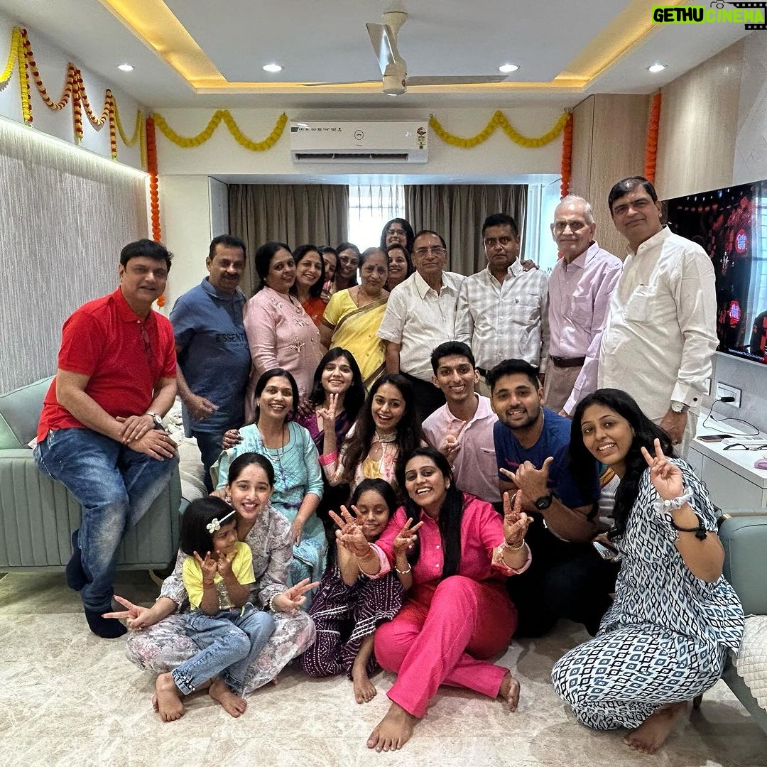 Deshna Dugad Instagram - Day 1 - Mehendi ,Mangal saad 🍃🧿❤️💅 . . #ssvivah #deshna #deshnadugad #bhaikishaadi #cousins
