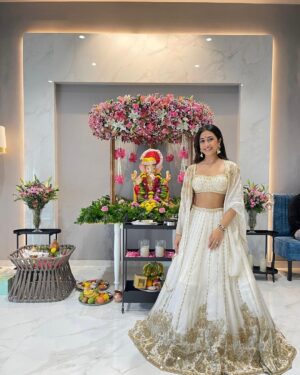 Dhanashree Verma Instagram - Happy Ganesh Chaturthi ♥️✨
Best time of the year… sending best wishes to everyone 
Thank you @fiorellaindia for the most stunning decor ✨

Outfit @kritikakatariaofficial
Earrings @the_bling_girll 
Styled by @anshikaav
Assisted by @bhatia_tanisha