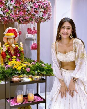 Dhanashree Verma Instagram - Happy Ganesh Chaturthi ♥️✨
Best time of the year… sending best wishes to everyone 
Thank you @fiorellaindia for the most stunning decor ✨

Outfit @kritikakatariaofficial
Earrings @the_bling_girll 
Styled by @anshikaav
Assisted by @bhatia_tanisha
