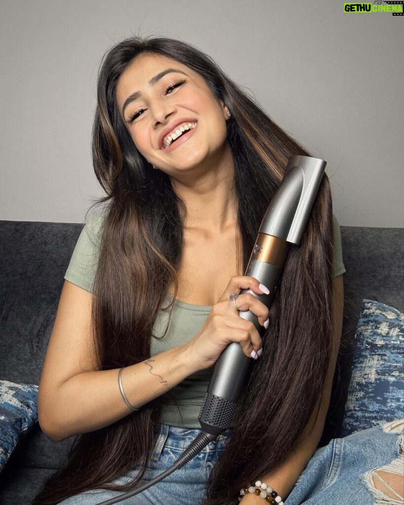 Dhanashree Verma Instagram - Unleash the magic of gorgeous locks with my hair styling must-have! ✨✨ Say goodbye to hair struggles and hello to effortless beauty. From sleek and shiny to beachy waves, this product does it all, making every day a good hair day. 💃✨ Whether you're prepping for a night out or just embracing those everyday vibes, @dyson_india Airwrap has got you covered. #dysonzone #DysonIndia #gifted