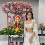 Dhanashree Verma Instagram – Happy Ganesh Chaturthi ♥️✨
Best time of the year… sending best wishes to everyone 
Thank you @fiorellaindia for the most stunning decor ✨

Outfit @kritikakatariaofficial
Earrings @the_bling_girll 
Styled by @anshikaav
Assisted by @bhatia_tanisha