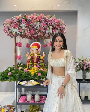 Dhanashree Verma Instagram - Happy Ganesh Chaturthi ♥️✨
Best time of the year… sending best wishes to everyone 
Thank you @fiorellaindia for the most stunning decor ✨

Outfit @kritikakatariaofficial
Earrings @the_bling_girll 
Styled by @anshikaav
Assisted by @bhatia_tanisha