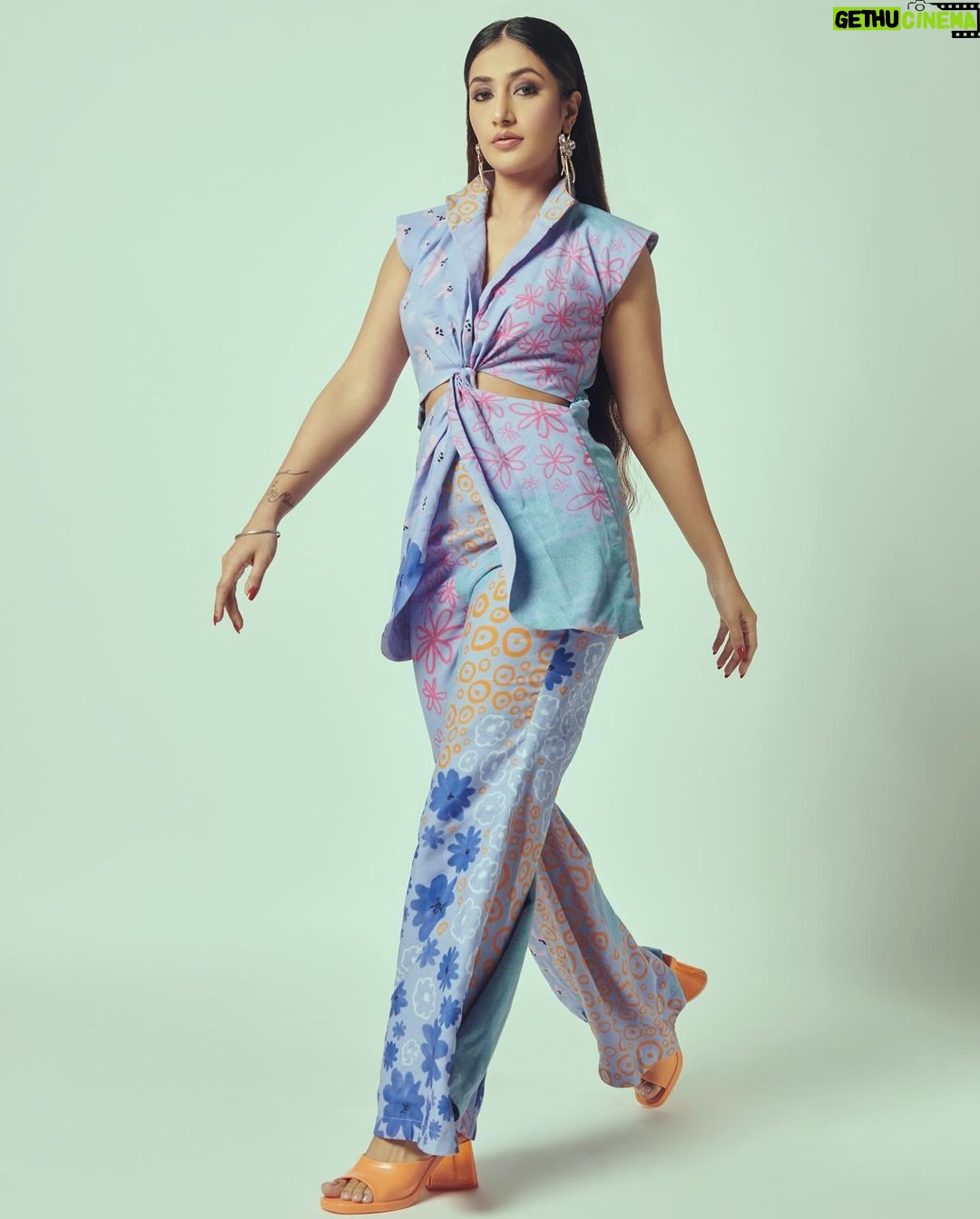 Dhanashree Verma Instagram - Becoming the best version of yourself requires you to continuously edit your beliefs and to upgrade & expand your identity 🔥 📸: @anurag_kabburphotography MUA: @preetydhillon_mua Outfit: @zi.p__ by @payal_zinal Earrings @rubans.in @oakpinionpr Shoes @melissashoesindia @sallyruchi Styled by: @sanchi.gupta011 Hair: @hairbyswatitare14
