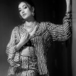Dhanashree Verma Instagram - Taking over - Play, Pause & Stop control in my hands now 🎤✨ 📸 : @kishh.t MUA: @preetydhillon_mua Hair: @hairbyswatitare14 Outfit: @boutiquobysaachi Styled by: @stylebysaachivj