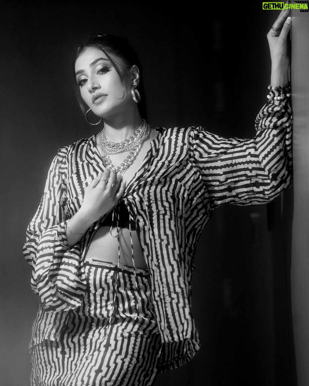 Dhanashree Verma Instagram - Taking over - Play, Pause & Stop control in my hands now 🎤✨ 📸 : @kishh.t MUA: @preetydhillon_mua Hair: @hairbyswatitare14 Outfit: @boutiquobysaachi Styled by: @stylebysaachivj