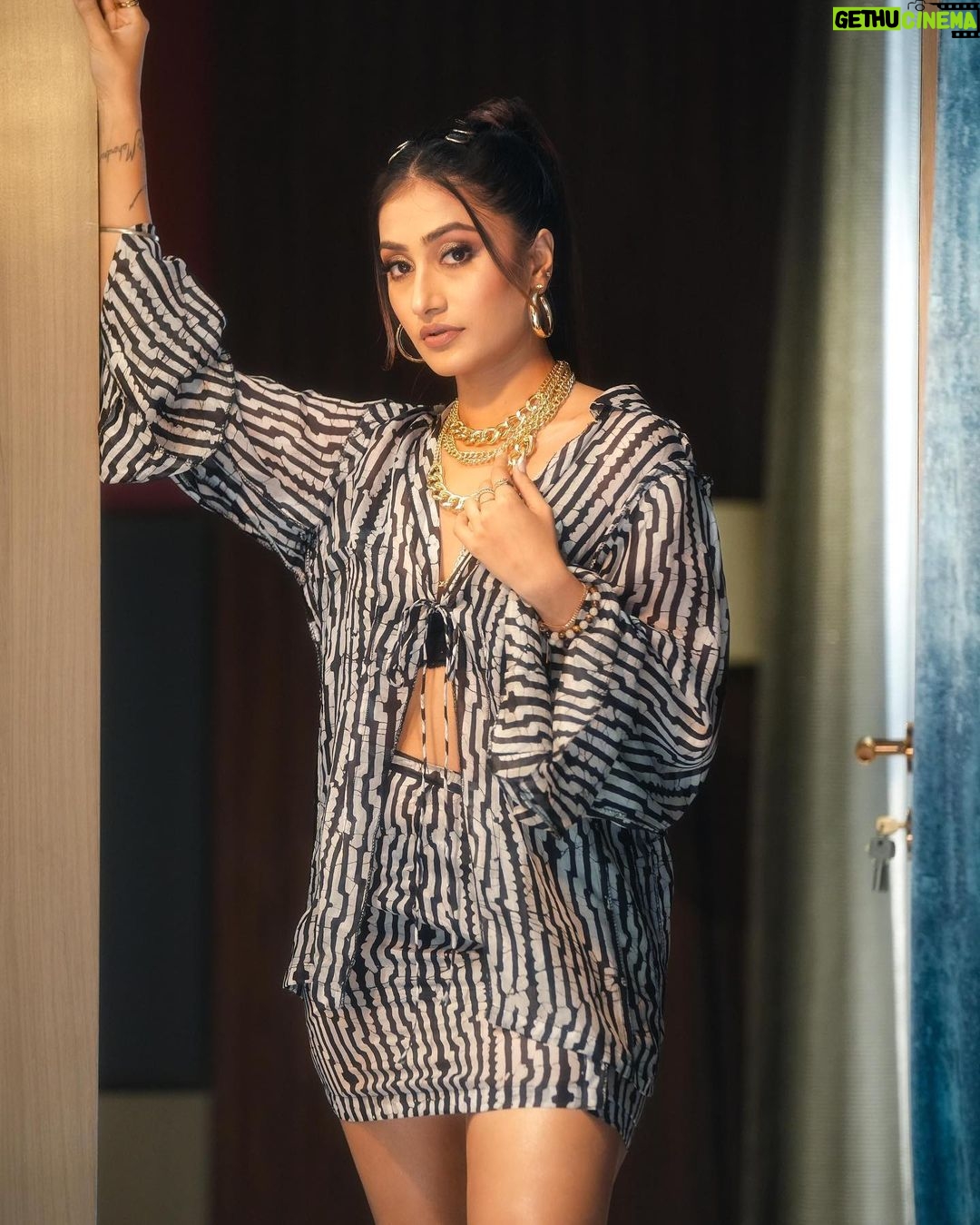 Dhanashree Verma Instagram - Taking over - Play, Pause & Stop control in my hands now 🎤✨ 📸 : @kishh.t MUA: @preetydhillon_mua Hair: @hairbyswatitare14 Outfit: @boutiquobysaachi Styled by: @stylebysaachivj