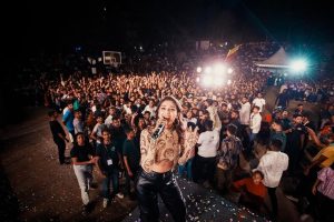 Dhvani Bhanushali Instagram - I’m in love w the energy you guys have @vidyuth_2023 
Thank you for being a mad crowd! We had fun⭐️🫶

Ps. Saturday night done right!
.
.
.

Behind the lens: @mr_photographer00 

@anonymous.entertainments @spectal.management @entertainmentconsultant