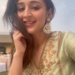 Dhvani Bhanushali Instagram - Mainu teri cheezein Dher saare lamhein De de udhaar mujhe ♥️