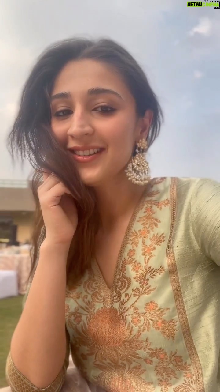 Dhvani Bhanushali Instagram - Mainu teri cheezein Dher saare lamhein De de udhaar mujhe ♥️