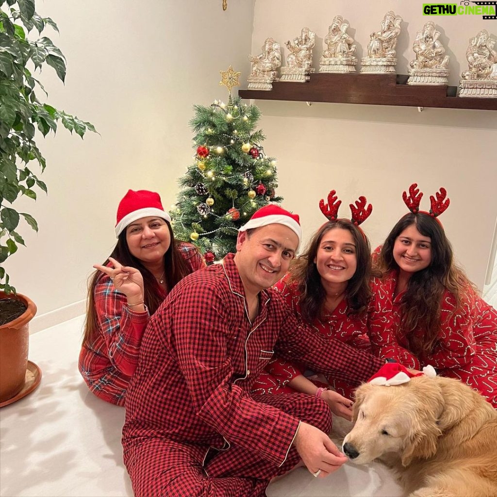 Dhvani Bhanushali Instagram - Merry Christmas 🫶🎄👨‍👩‍👧‍👧🐶