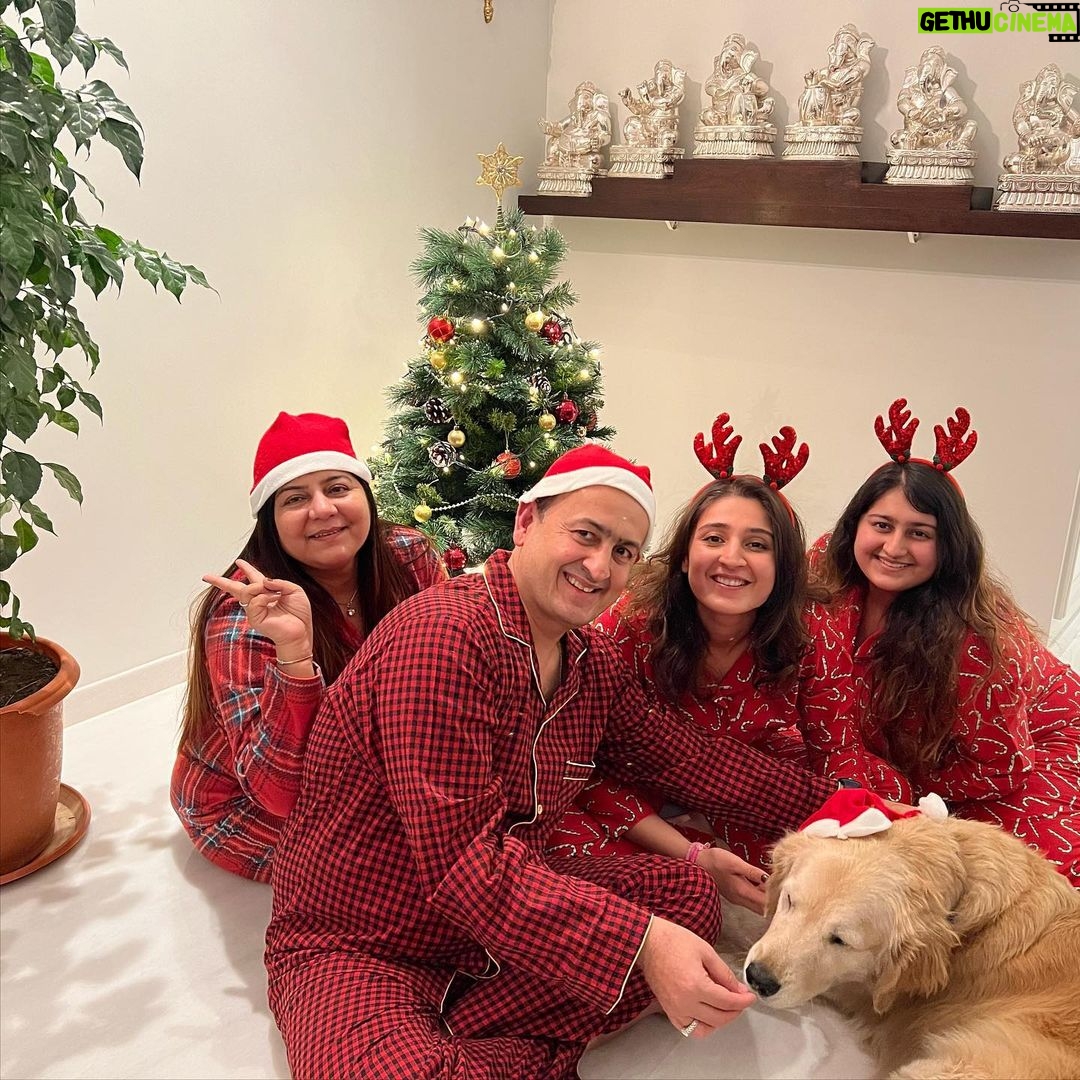 Dhvani Bhanushali Instagram - Merry Christmas π«Άππ¨βπ©βπ§βπ§πΆ