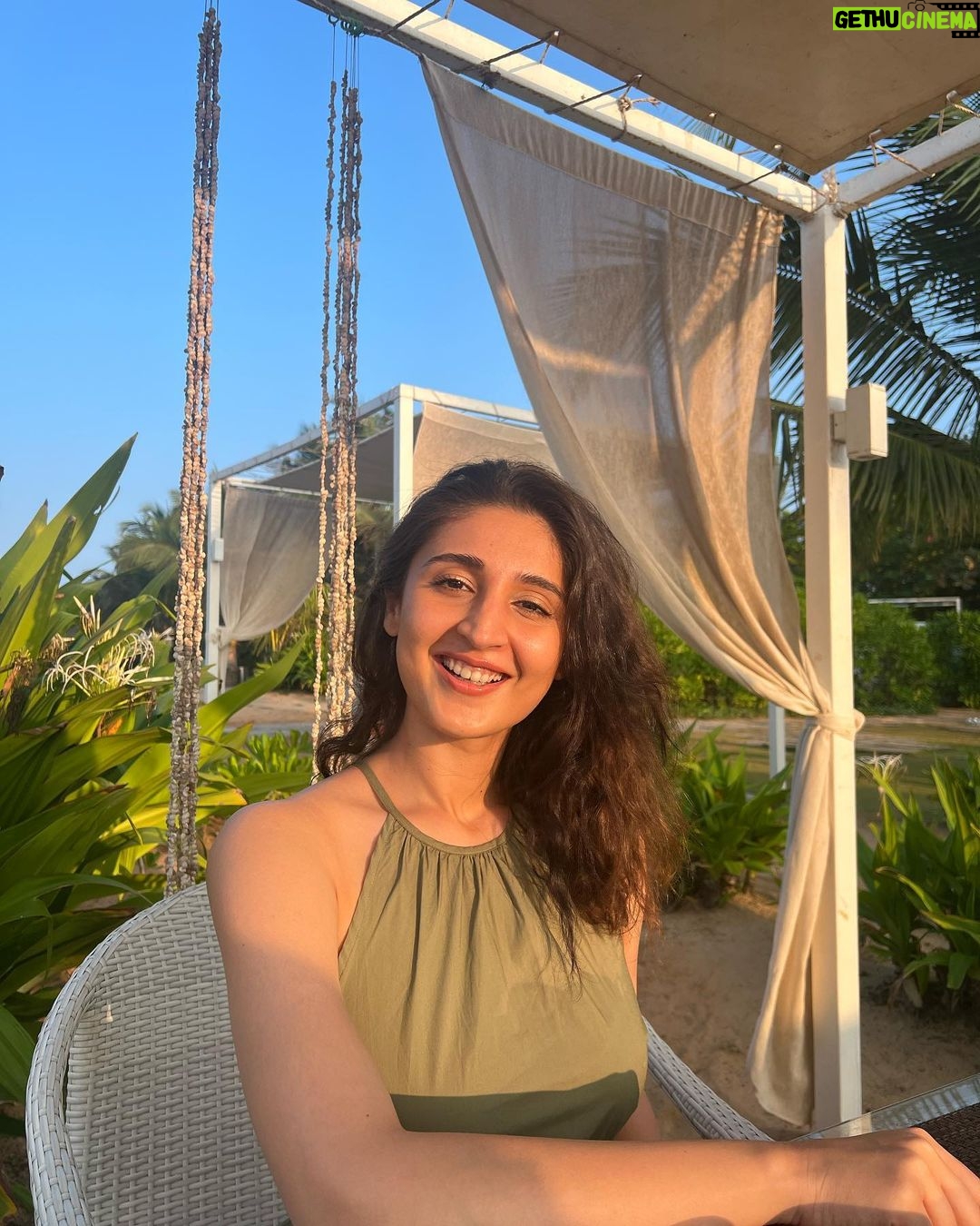 Dhvani Bhanushali Instagram - Oh when you’re looking at the sun