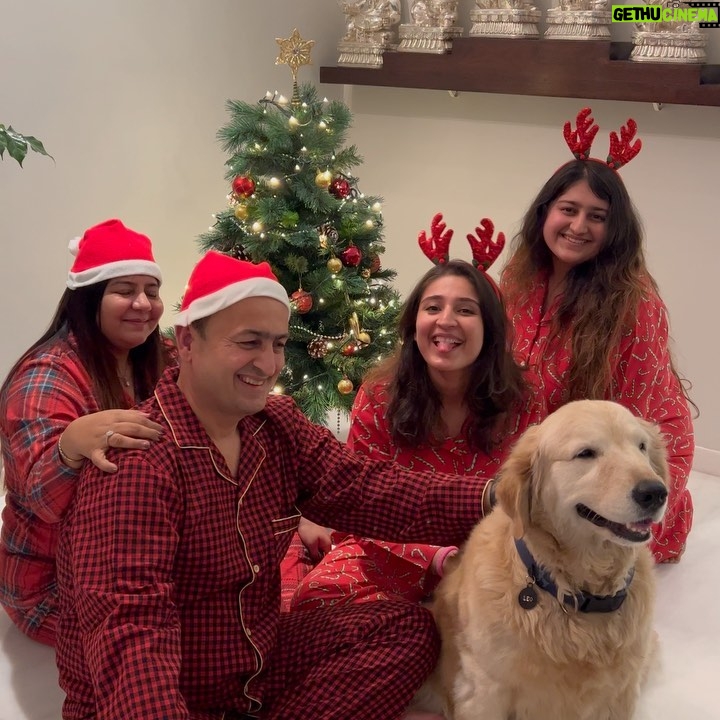 Dhvani Bhanushali Instagram - Merry Christmas 🫶🎄👨‍👩‍👧‍👧🐶
