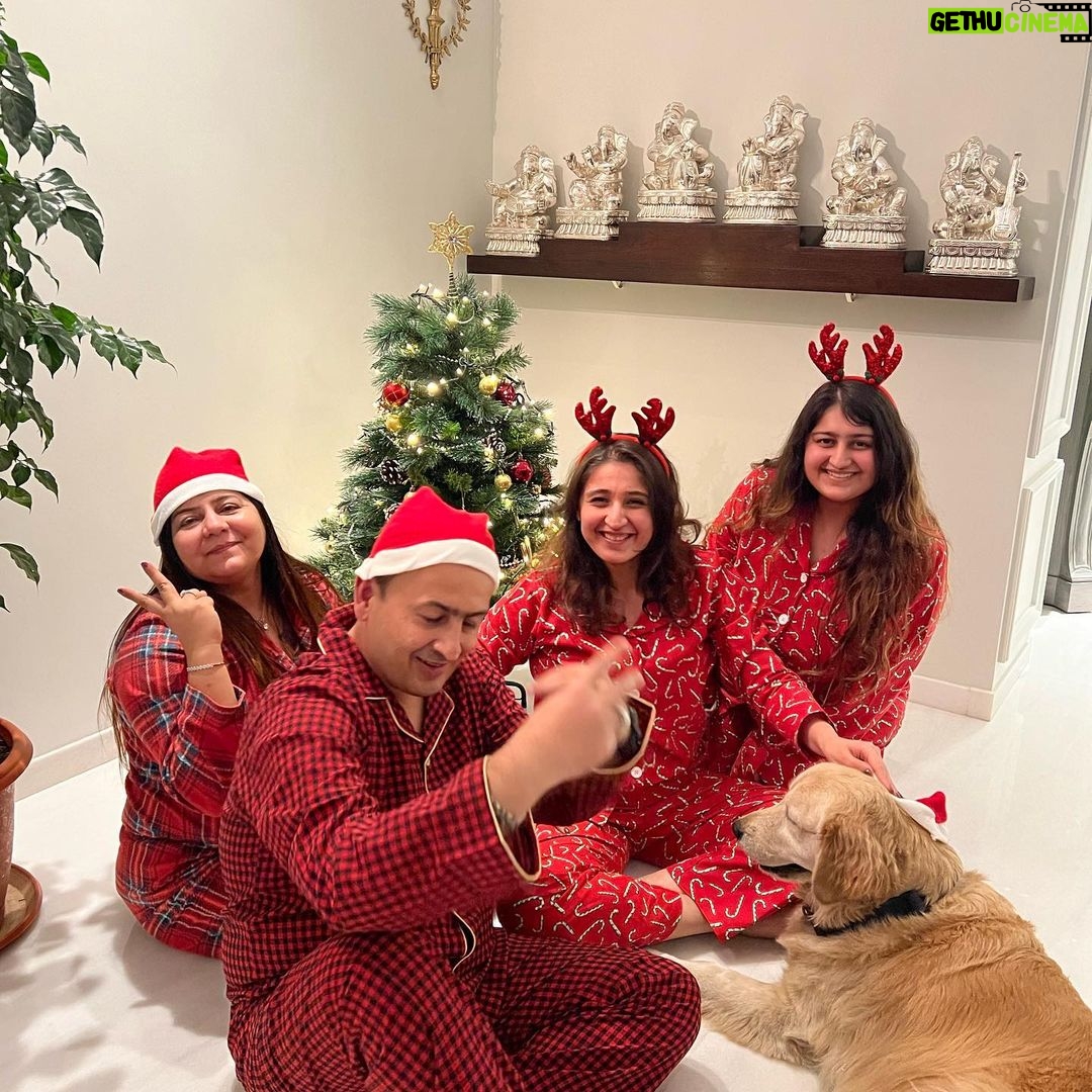 Dhvani Bhanushali Instagram - Merry Christmas π«Άππ¨βπ©βπ§βπ§πΆ