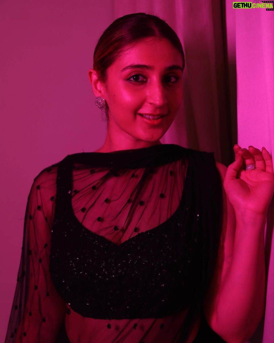 Dhvani Bhanushali Instagram - Burst 🫶