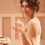Dhvani Bhanushali Instagram – A Thursday never looked this sweet. #Candy, out now 🍭
Link in bio.
.
@hitz.music.official
.
@itsyuvan @chillybeef @kunaalvermaa @vinod.bhanushali @hashimzain @manojinfilm @zafroonnizar @moca.studio @mezmocandy
@tdc.thedancersclub @_surenr
@AhmedShinanNizar @U1RecordsOff