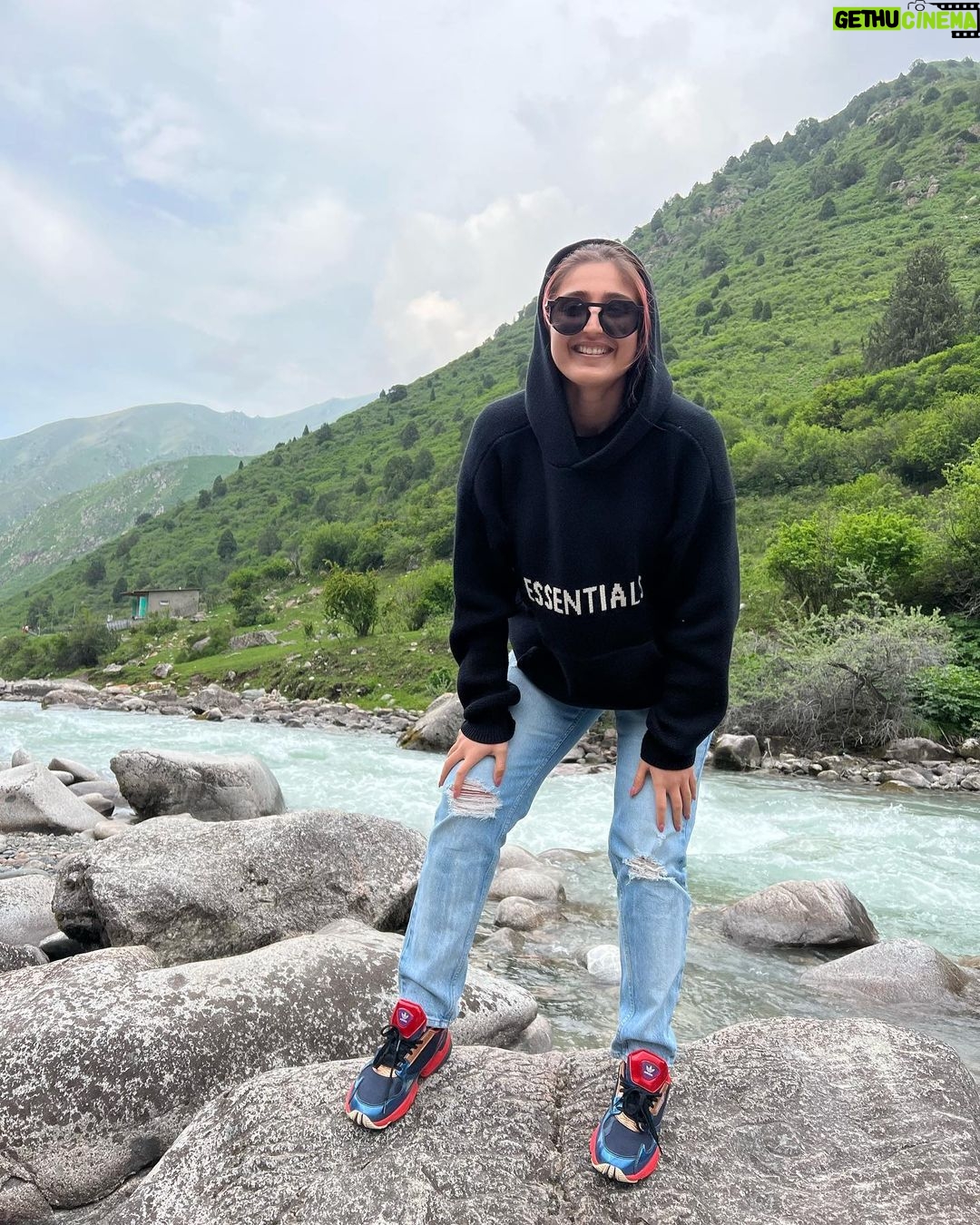 Dhvani Bhanushali Instagram - Burst 🫶