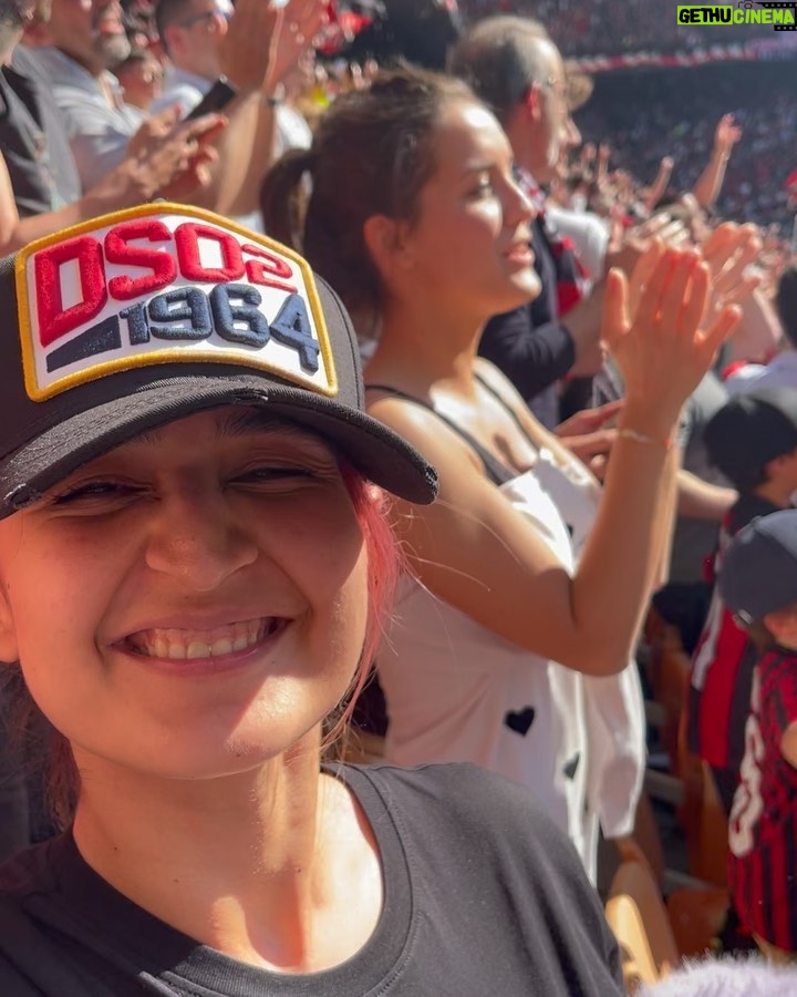 Dhvani Bhanushali Instagram - Milano Milano #sempremilan🔴⚫ @acmilan Milano Stadio San Siro