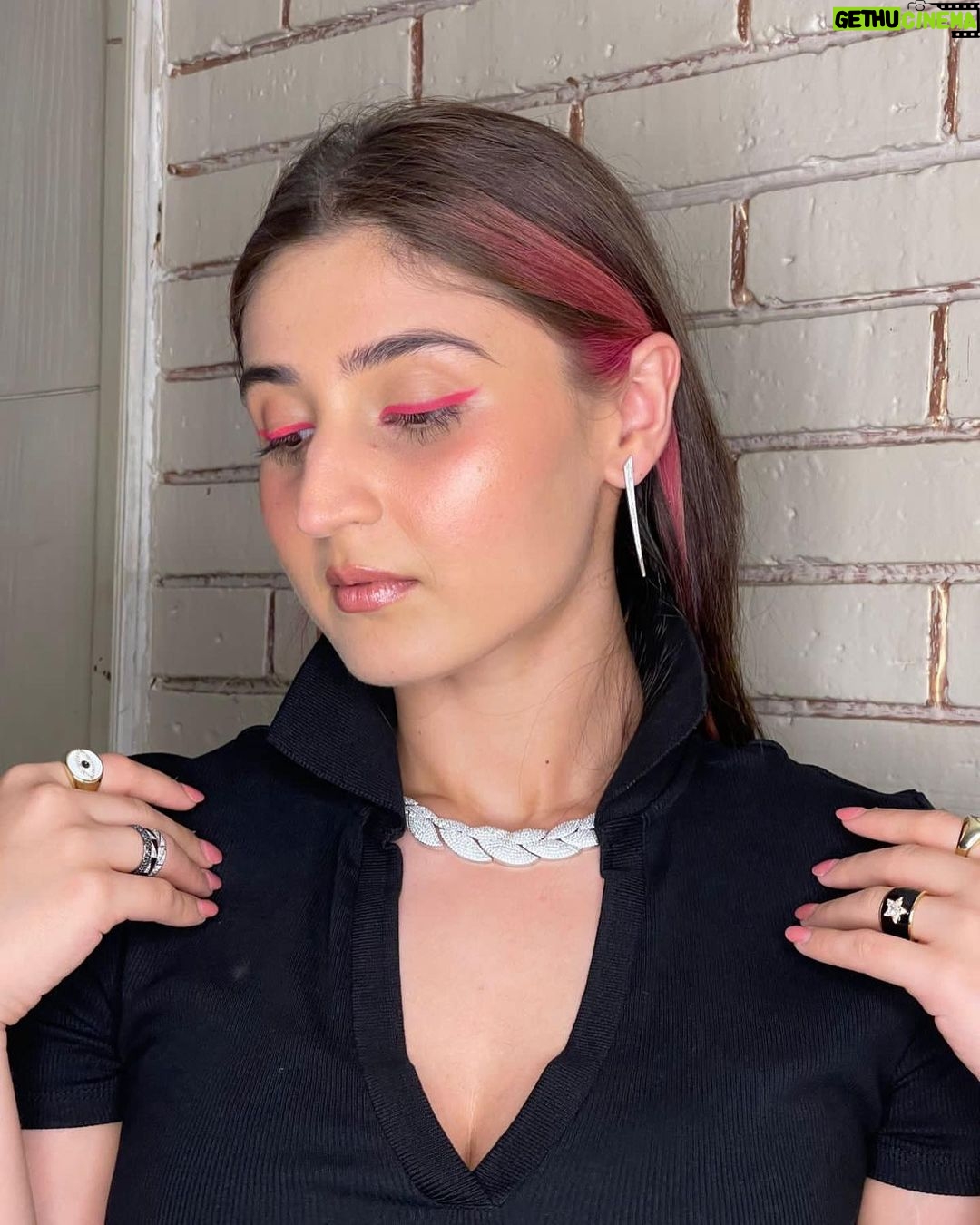 Dhvani Bhanushali Instagram - Make it pop like your eyeliner chicas Top @zara Pants @risingamong Earrings @hcraftjewellery Neckpiece @mozaati Rings @mozaati and @hcraftjewellery Shoes @hm Styling @shreejarajgopal