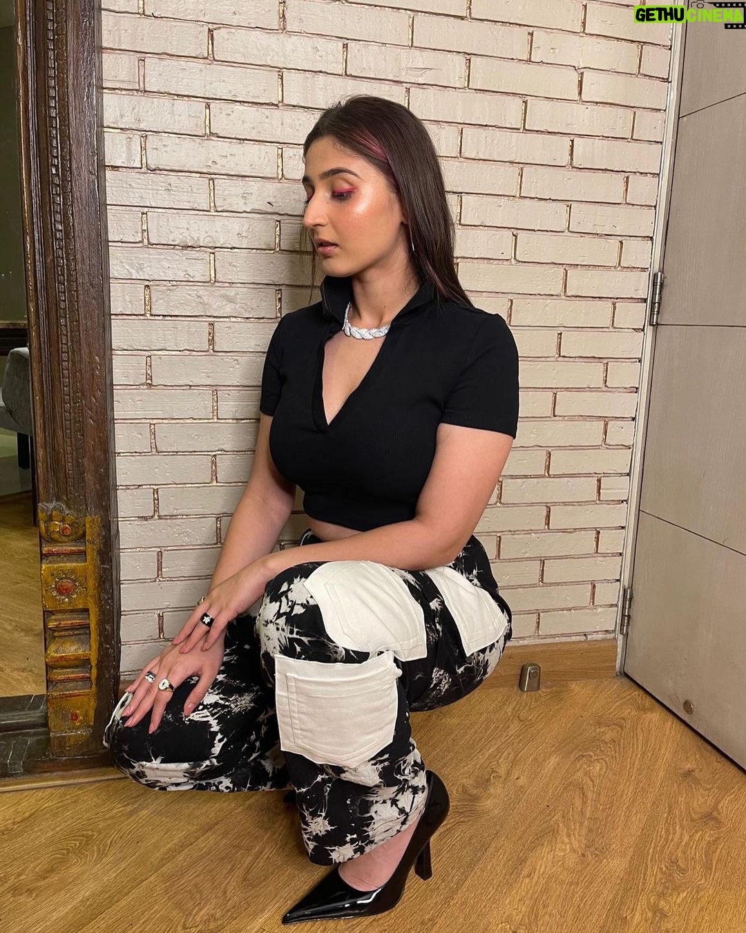 Dhvani Bhanushali Instagram - Make it pop like your eyeliner chicas Top @zara Pants @risingamong Earrings @hcraftjewellery Neckpiece @mozaati Rings @mozaati and @hcraftjewellery Shoes @hm Styling @shreejarajgopal