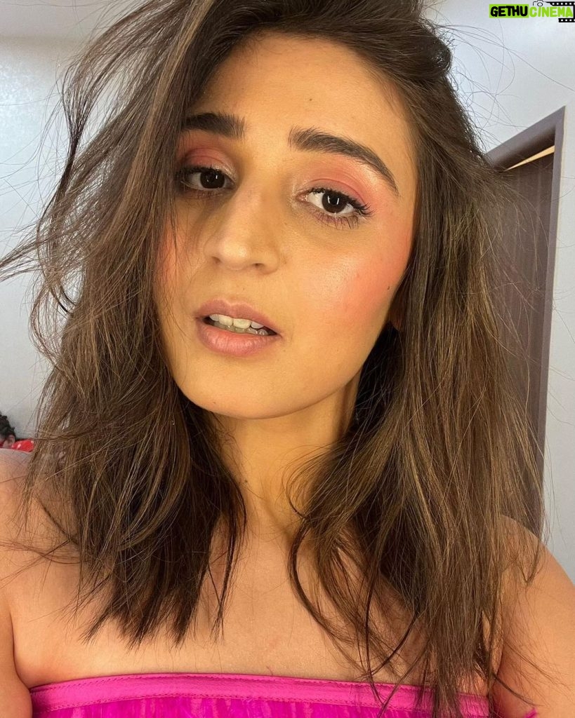 Dhvani Bhanushali Instagram - What is coming is better 💕 . #NewThangs #NewBeginnings #ItsPink