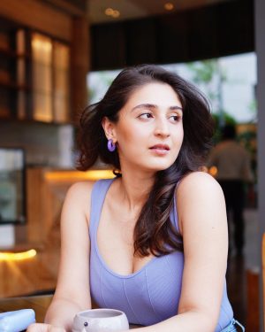 Dhvani Bhanushali Instagram - Trying to think of a caption while I sit here and sip some coffee hi 😌