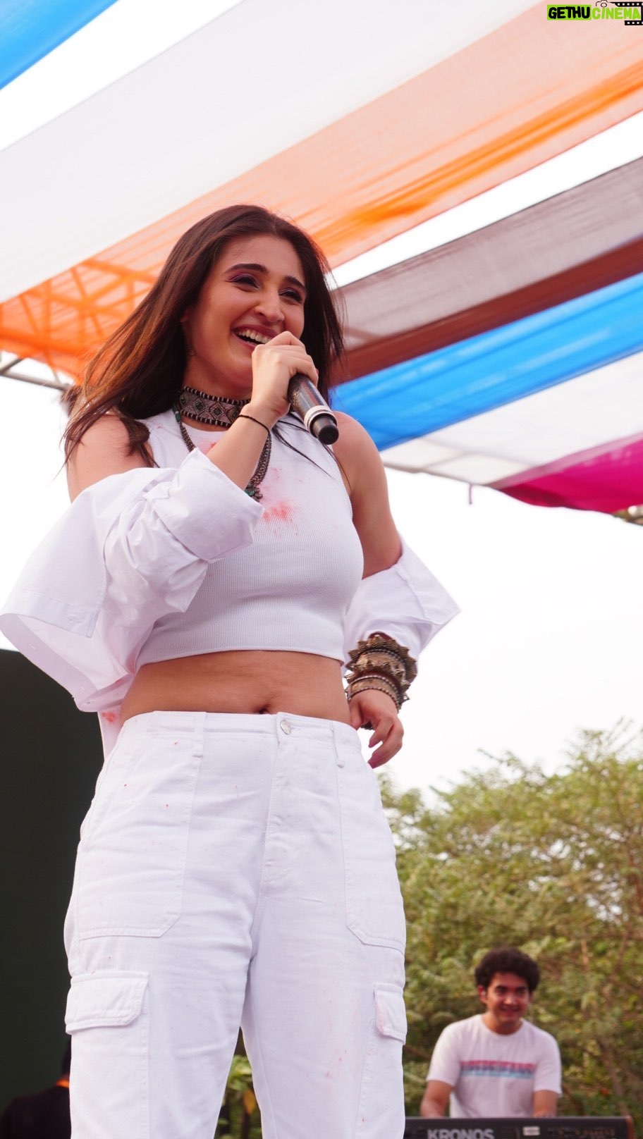 Dhvani Bhanushali Instagram - Celebrating life through colours and music 💛 #holi #throwback