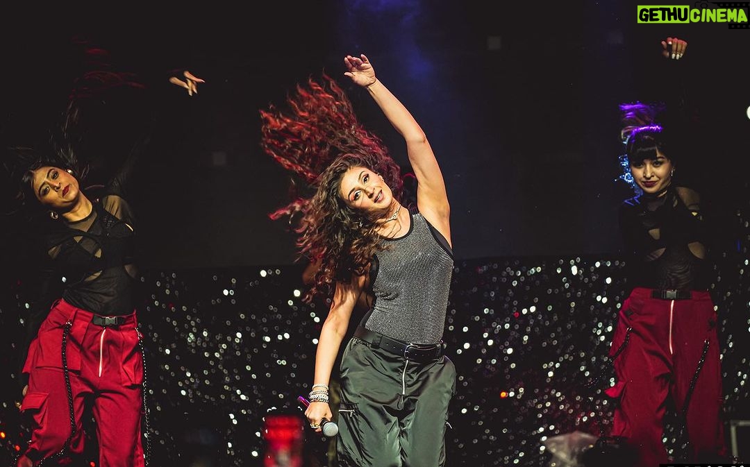 Dhvani Bhanushali Instagram - We LIT up Bangalore last night 🔥❤️ it was pouring and you guys were there through and through thankyou love you❤️ 📸- @baricci