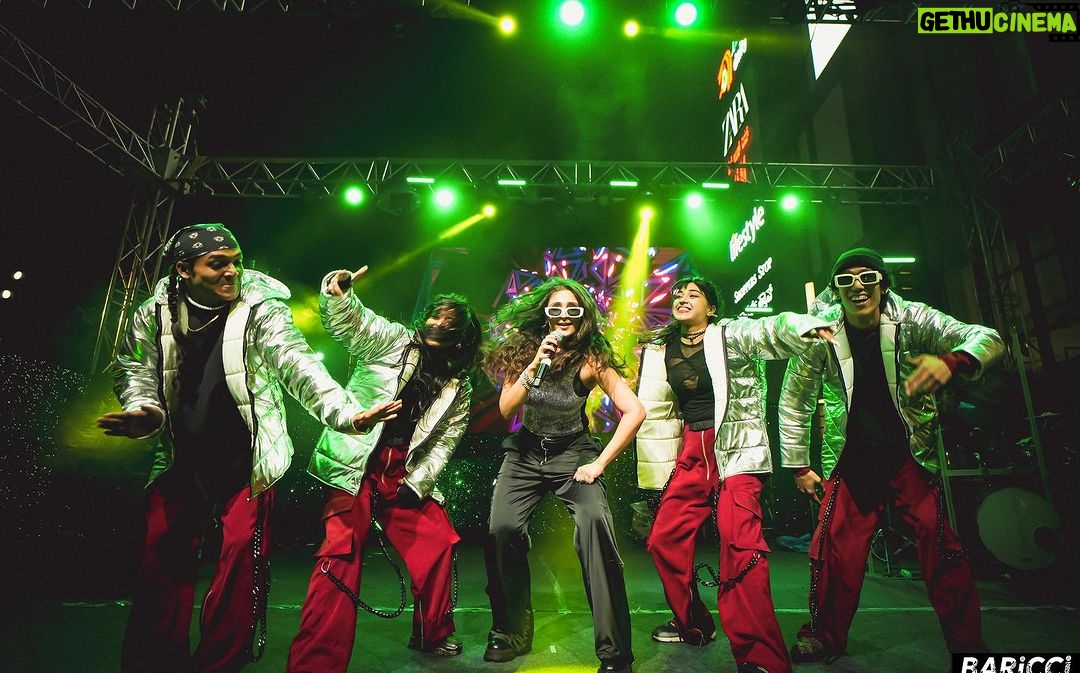 Dhvani Bhanushali Instagram - We LIT up Bangalore last night 🔥❤️ it was pouring and you guys were there through and through thankyou love you❤️ 📸- @baricci