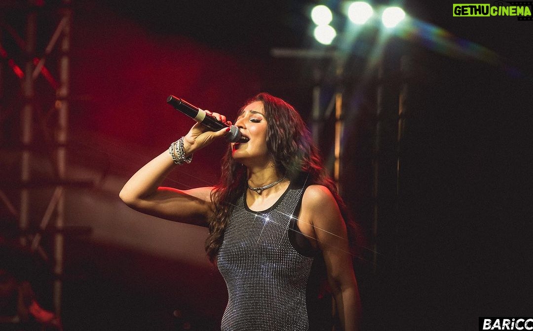 Dhvani Bhanushali Instagram - We LIT up Bangalore last night 🔥❤️ it was pouring and you guys were there through and through thankyou love you❤️ 📸- @baricci
