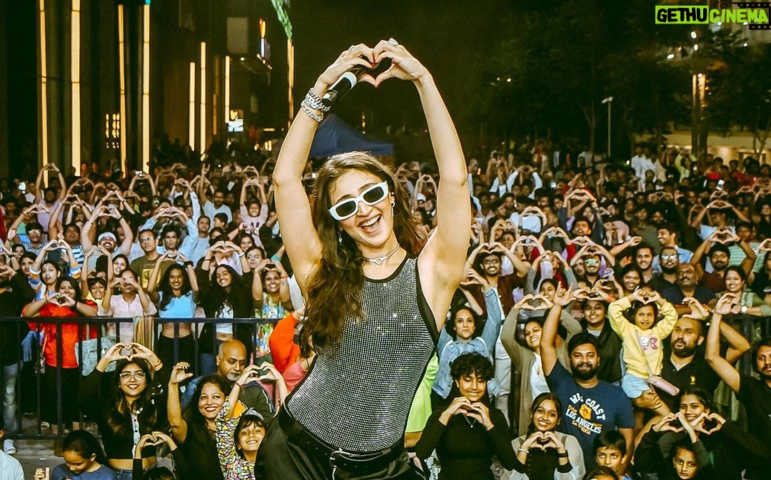 Dhvani Bhanushali Instagram - We LIT up Bangalore last night 🔥❤️ it was pouring and you guys were there through and through thankyou love you❤️ 📸- @baricci