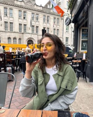 Dhvani Bhanushali Instagram - Layered like a Londoner 🧥

#summer #london