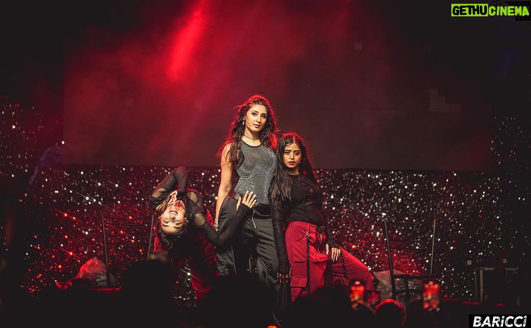 Dhvani Bhanushali Instagram - We LIT up Bangalore last night 🔥❤️ it was pouring and you guys were there through and through thankyou love you❤️ 📸- @baricci